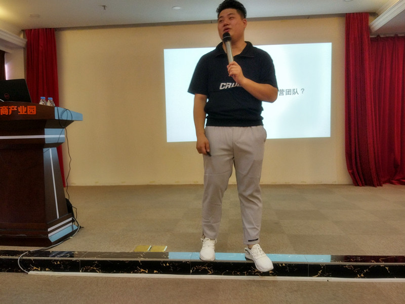 周末，貝朗鋼線成型機廠家員工與您相約聚大電商產業園